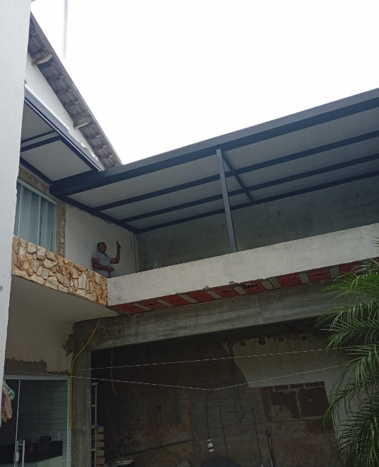 Estrutura metálica com policarbonato