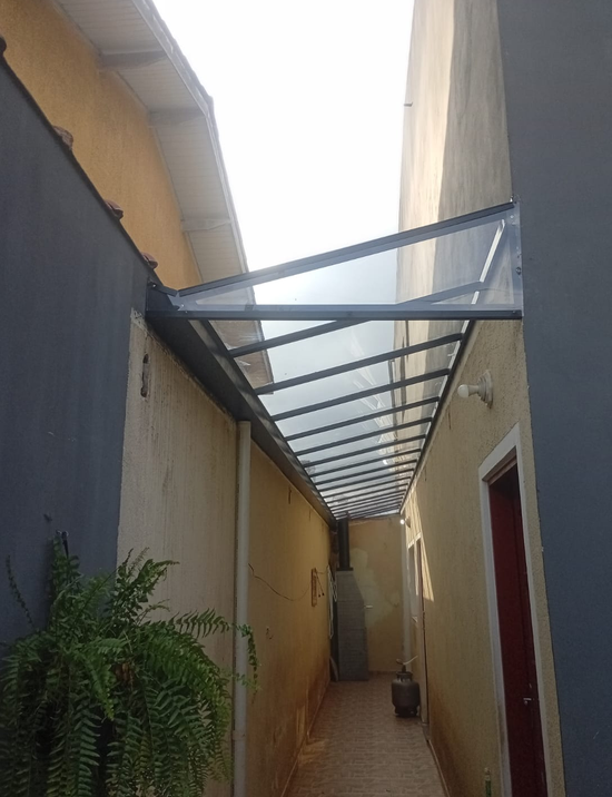Cobertura entre muros com estrutura metálica
